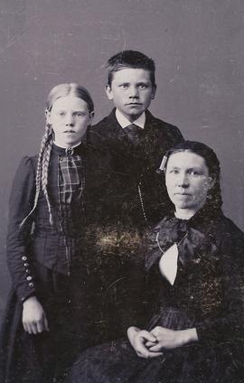 Magdalena Stefánsdóttir (1876), Jón Bjarni Hinriksson (1880-1911) og Kristín Guðbrandsdóttir (185...