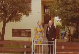 Skúli Jónsson frá Þórormstungu og Ásta kona hans fyrir utan heimili sitt á Selfossi 1980