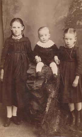 María Auður (1885-1906), Erlendur Hafsteinn (1891-1947) og Anna Margrét (1886) Guðmundsbörn í Unu...